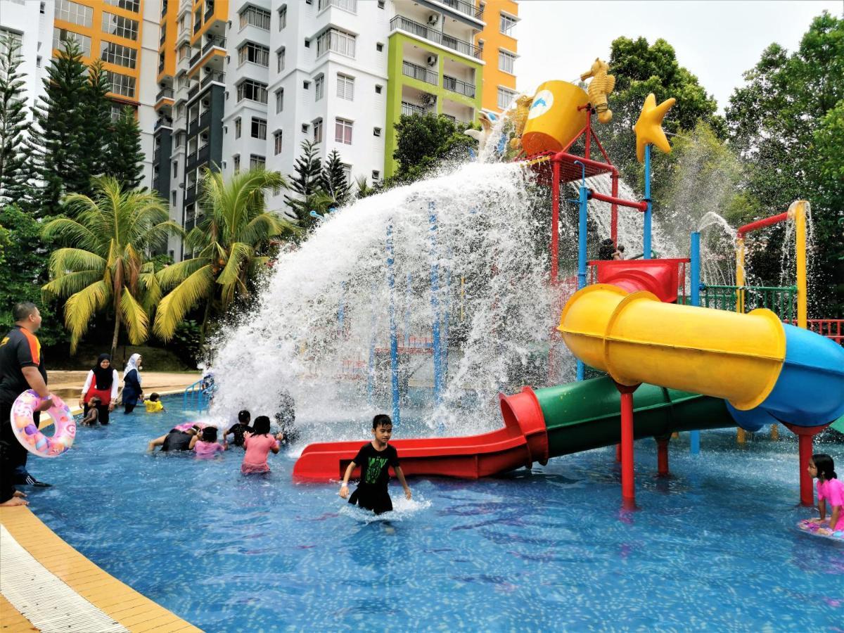B - Lagoon Water Themepark Suite Melaka Town Exterior foto