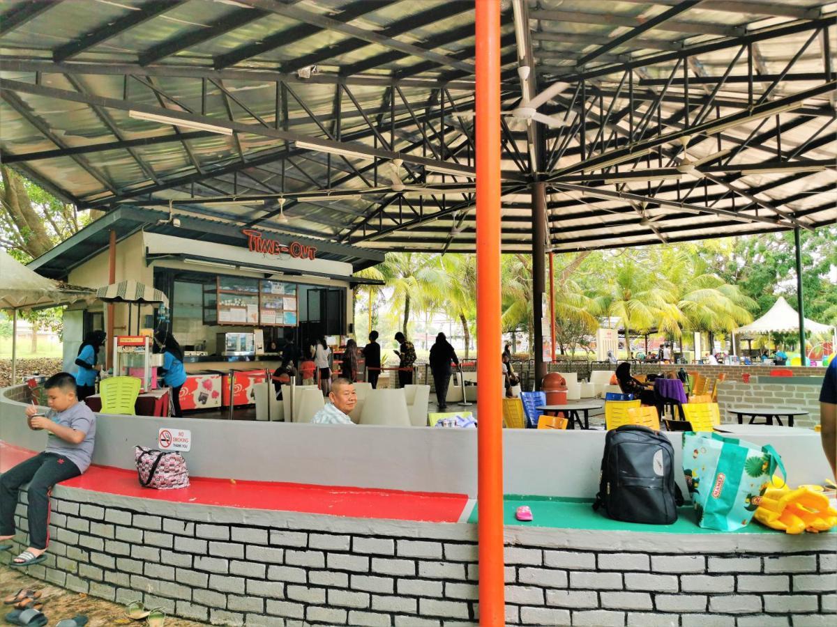B - Lagoon Water Themepark Suite Melaka Town Exterior foto