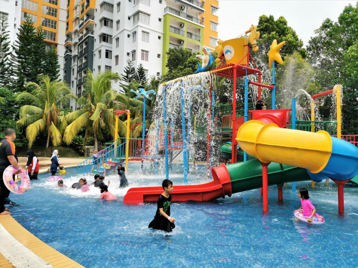 B - Lagoon Water Themepark Suite Melaka Town Exterior foto
