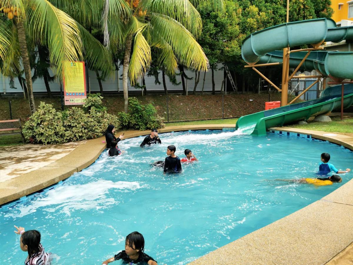 B - Lagoon Water Themepark Suite Melaka Town Exterior foto