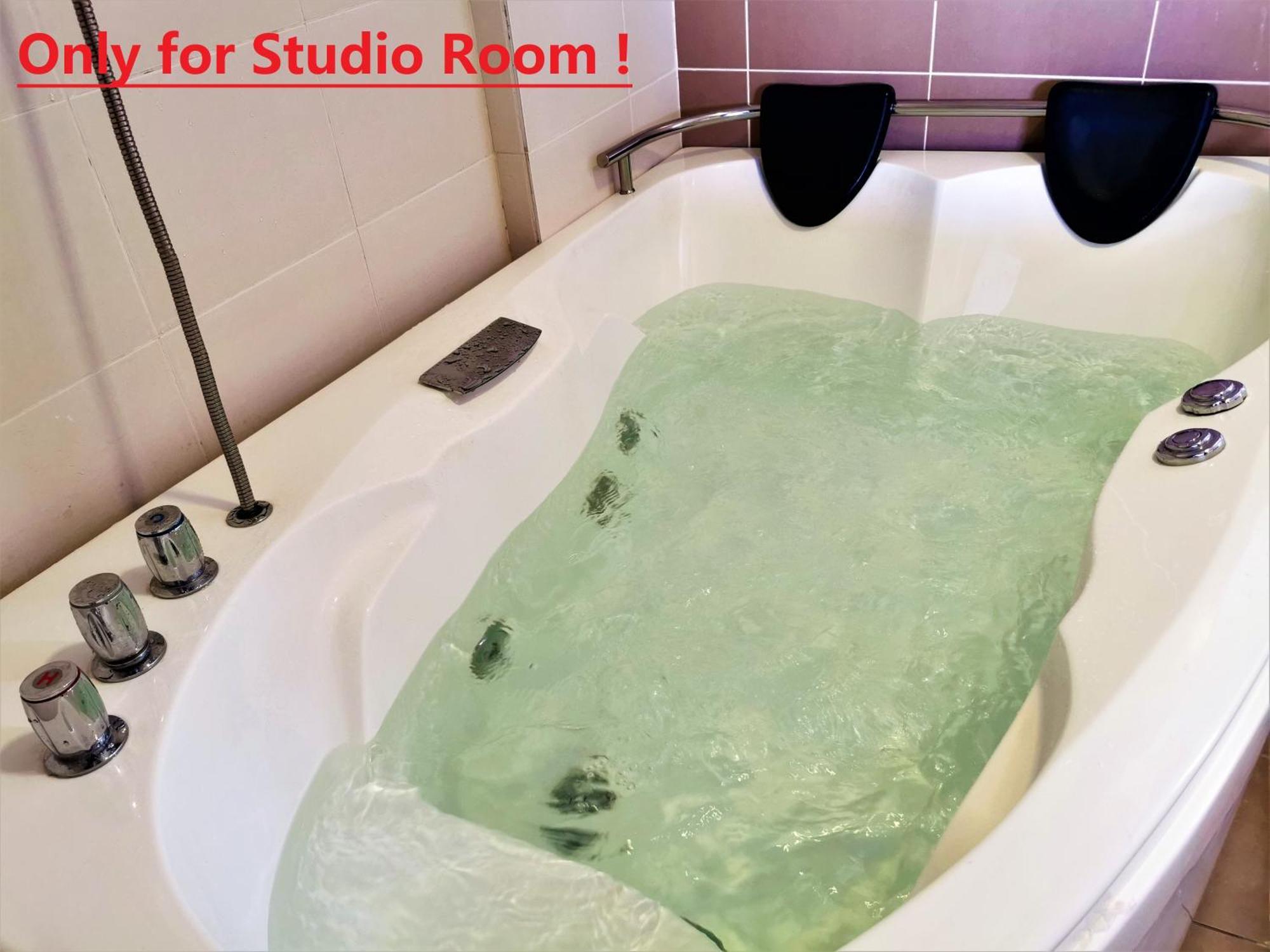 B - Lagoon Water Themepark Suite Melaka Town Exterior foto